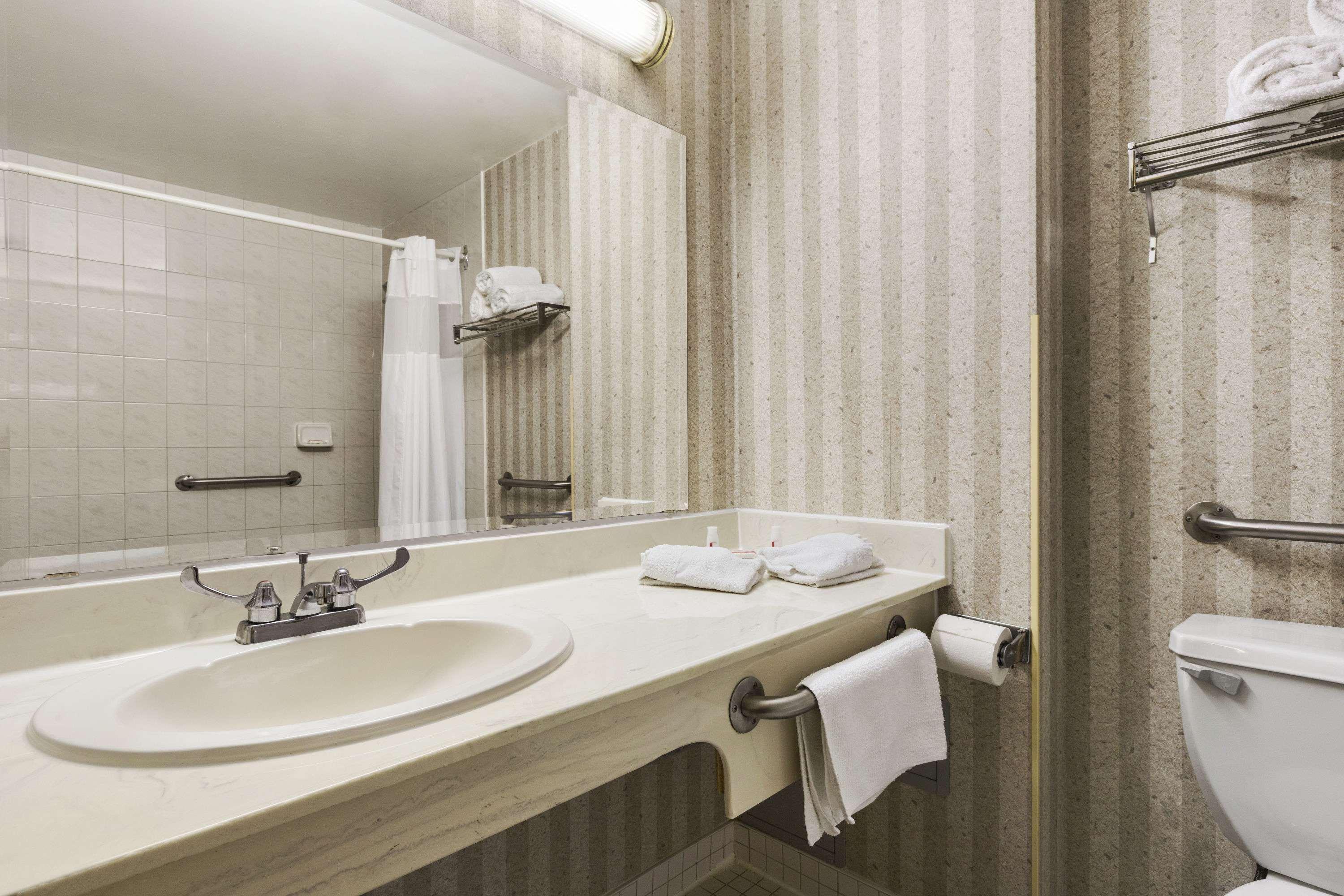 Days Inn By Wyndham Toronto East Lakeview Eksteriør bilde
