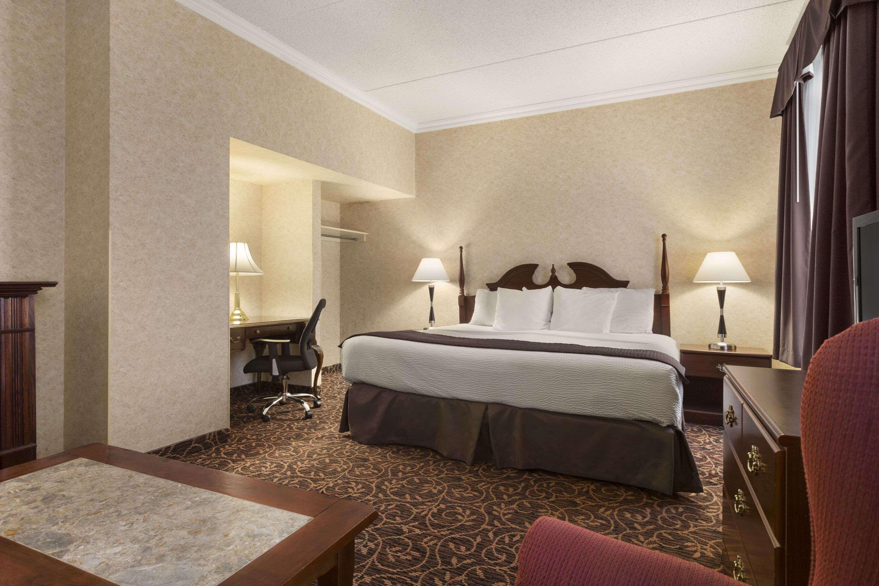 Days Inn By Wyndham Toronto East Lakeview Eksteriør bilde